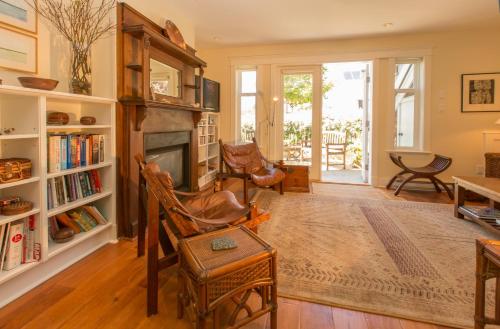 Fabulous Fairfield - 90-Day Stay, Charming 2BR 2BA House in Fairfield, 3 Blocks from Beach by Victoria Prime! in Victoria, Canada