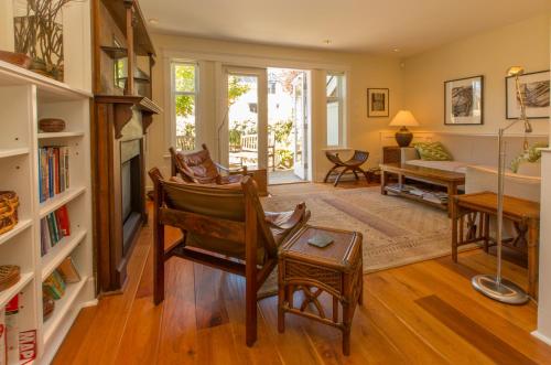 Fabulous Fairfield - 90-Day Stay, Charming 2BR 2BA House in Fairfield, 3 Blocks from Beach by Victoria Prime! in Victoria, Canada