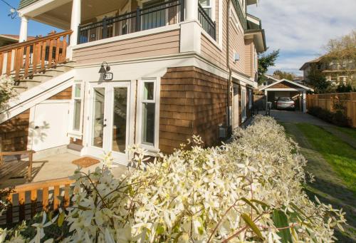 Fabulous Fairfield - 90-Day Stay, Charming 2BR 2BA House in Fairfield, 3 Blocks from Beach by Victoria Prime! in Victoria, Canada