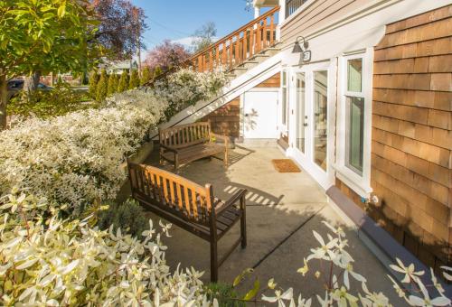 Fabulous Fairfield - 90-Day Stay, Charming 2BR 2BA House in Fairfield, 3 Blocks from Beach by Victoria Prime! in Victoria, Canada