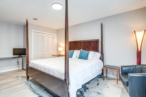 Walk to Main St Hendersonville Chic Home with Yard in 亨德森維爾(NC)