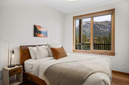 Mountain Dreams Penthouse Hot Tub & Panoramic Views New in Spring Creek, Canmore, Alberta
