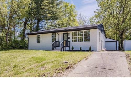 BRAND NEW Oakside Retreat with HUGE Entertainers Yard in Evansville, USA