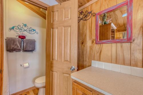 Enchanted Hideaway Cabins and Cottages - image 11