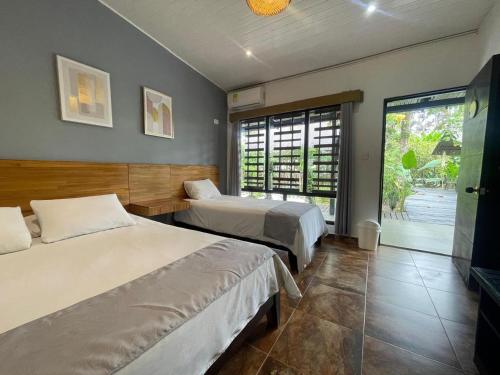 1 double bed, 2 twin beds