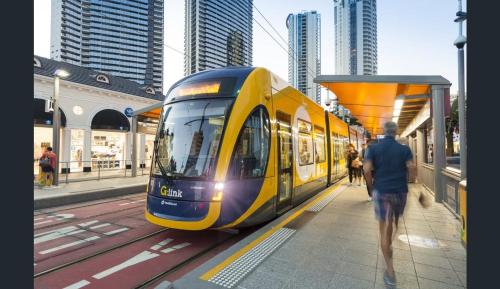 SURFERS PARADISE ABSOLUTE BEACHFRONT WITH VIEWS, HIGH LEVEL 1br Apt - IDEAL FOR COUPLES or 2 PPL TRAVELLING TOGETHER SURFERS PARADISE ABSOLUTE BEACHFRONT WITH VIEWS, HIGH LEVEL 1br Apt - IDEAL FOR COUPLES or 2 PPL TRAVELLING TOGETHER