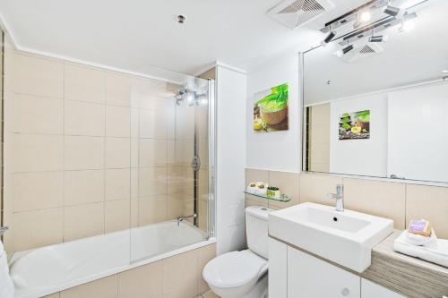 Belle Escapes 710 Elevated CBD getaway with magical views - image 4