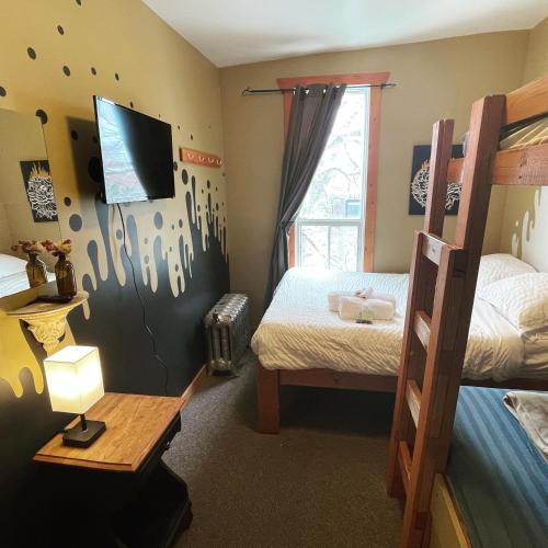 1 queen bed, 2 bunk beds