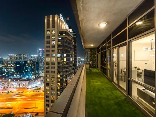 Skyline Serenity Holiday Home I Bespoke 1 Bedroom Apartment I Burj Khalifa & Fountain Views I Free Gym Pool Wi-Fi Parking & PS5 - image 4