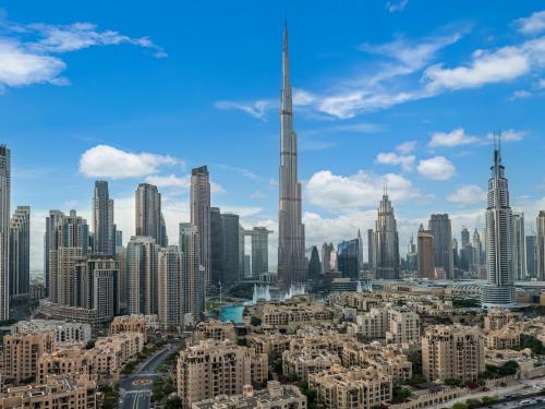 Skyline Serenity Holiday Home I Bespoke 1 Bedroom Apartment I Burj Khalifa & Fountain Views I Free Gym, Pool, Wi-Fi, Parking & PS5, Dubaj