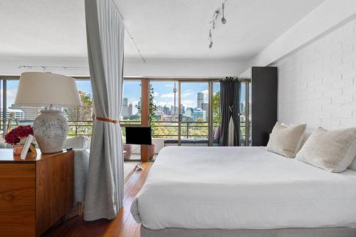 Harbour Horizon - Iconic Skyline Retreat with Pool - image 7