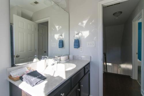 Fam-Biz Friendly 3BD with Fire pit & BBQ - Downtown