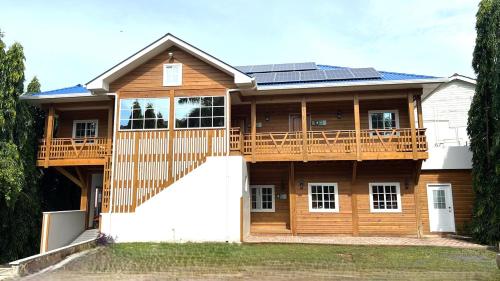 Mr. Tucan Hotel in West End