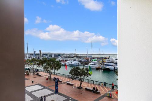 Viaduct Harbour Views w Free Parking Zodiak Stays - image 5