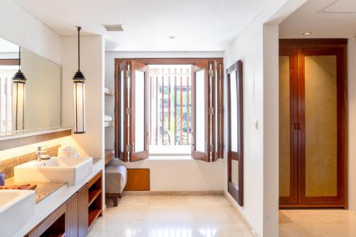 Magani Suite with Spa Bath image 4