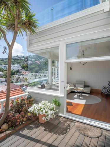 Beautiful central executive home - image 2