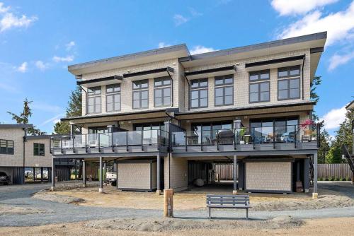 The Beach House at Saratoga Modern Beach Oasis in Oyster Bay, Canada