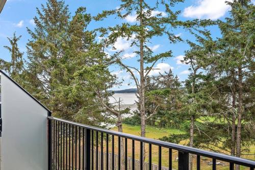 The Beach House at Saratoga Modern Beach Oasis in Oyster Bay, Canada