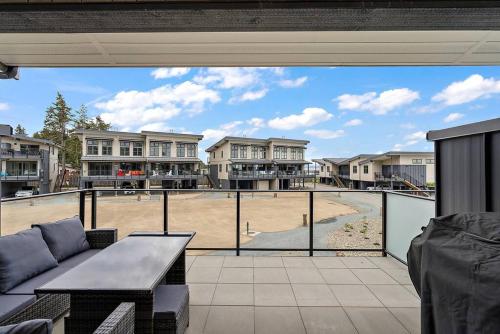 The Beach House at Saratoga Modern Beach Oasis in Oyster Bay, Canada