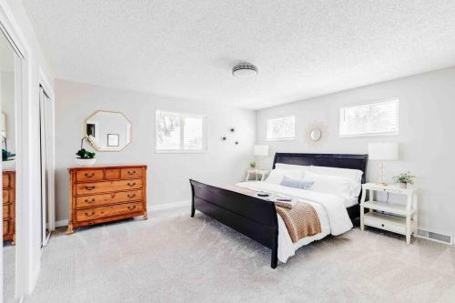 Hot Tub - King Bed - 3BR - 3BA - Dog Friendly! in Arvada, Vereinigte Staaten von Amerika