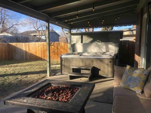Hot Tub - King Bed - 3BR - 3BA - Dog Friendly! in Arvada, USA