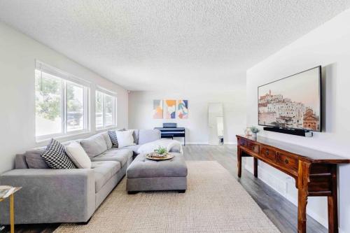 Hot Tub - King Bed - 3BR - 3BA - Dog Friendly! in Arvada, USA