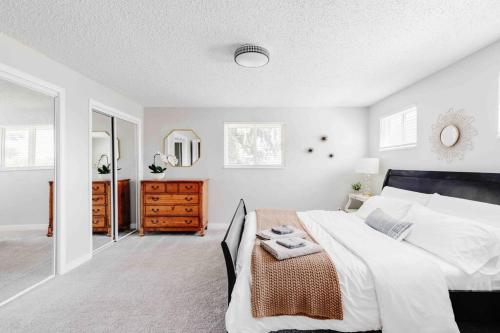 Hot Tub - King Bed - 3BR - 3BA - Dog Friendly! in Arvada, USA