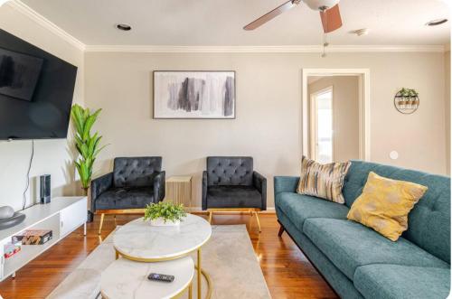 3Bed2Bath Houston Getaway Near Sports, Shops and Midtown in Houston, USA