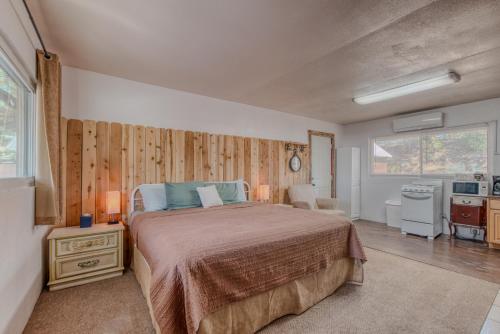 Enchanted Hideaway Cabins and Cottages - image 11