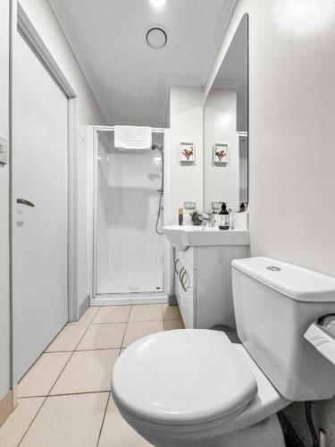 2BR Newmarket Retreat near Broadway by Zodiak Stays, Окленд (фото 7)