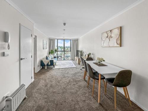 2BR Newmarket Retreat near Broadway by Zodiak Stays, Окленд (фото 8)