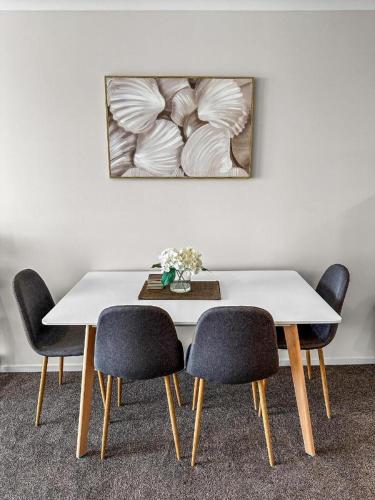 2BR Newmarket Retreat near Broadway by Zodiak Stays, Окленд (фото 6)