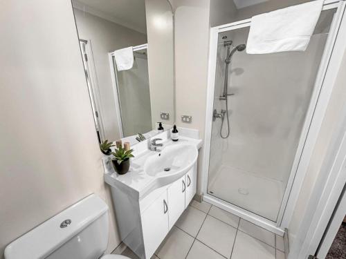 2BR Newmarket Retreat near Broadway by Zodiak Stays, Окленд (фото 9)