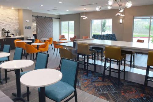 Lobby, La Quinta Inn & Suites by Wyndham Sulphur (Lake Charles) in Sulphur (LA)