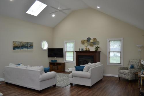 . Spacious 2BD near Princeton, Cafes! Family, Backyard, Parking