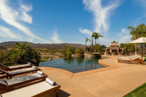 Vineyard View by Fieldtrip 8 Bd with Infinity Pool Hot Tub Games in Lake Elsinore, USA