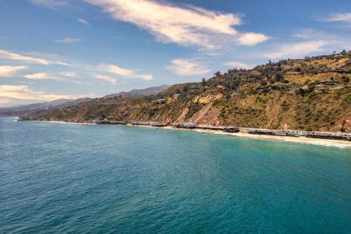 The Malibu 5 - No. 2 - Beachfront Studio w pvt balcony parking beach access in Malibu, USA
