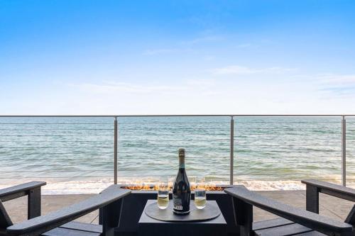 The Malibu 5 - No. 2 - Beachfront Studio w pvt balcony parking beach access in Malibu, USA