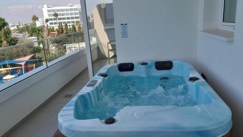 Executive Sea View Room with Outdoor Whirlpool image 2
