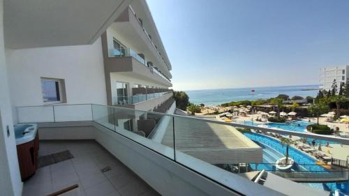 Executive Sea View Room with Outdoor Whirlpool image 1