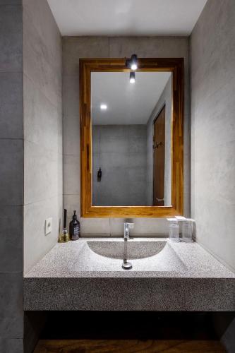 Double or Twin Room with Balcony image 4