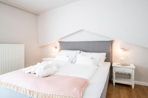 1 king bed, 1 sofa bed