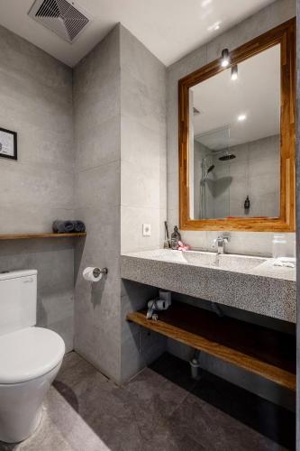 Double or Twin Room with Balcony image 5