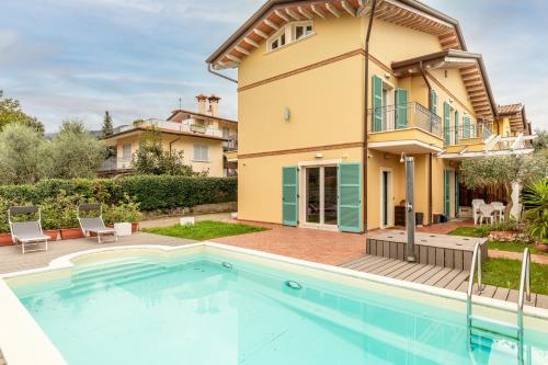 Villa with Garden View