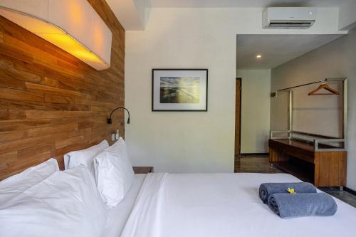 Double or Twin Room with Balcony image 2