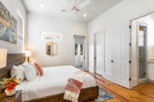 Stunning 3BR on Carondelet by Hosteeva - image 10