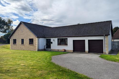 A szálláshely kívülről, Boutique Four Bed Holiday Home in Inverness in Milton of Leys