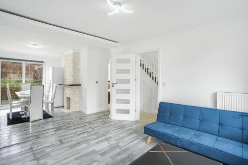 Spacious 3-Bed Home in Luton with Free Parking