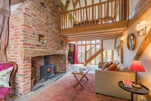 Фасада на хотела, Masketts Barn by Bloom Stays in Danehill