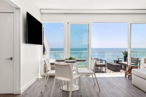 The Malibu Five - No. 1 - Beachfront 1 Bd w pvt balcony parking beach access in Malibu, USA